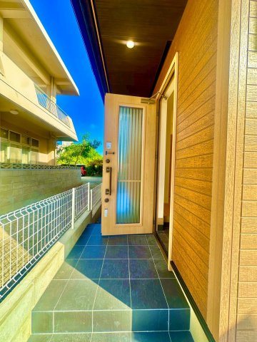 ブルーミングガーデン西原町小那覇・１号棟の玄関|屋根付きで置き配スペースも確保できます◎開錠・施錠に便利なスマートキーを採用！