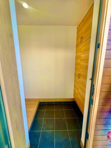 ブルーミングガーデン西原町小那覇・１号棟の玄関|段差が低く高齢者の方も出入りしやすい、玄関の上り框