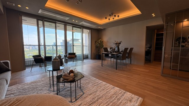 ★仲介手数料無料★TOKYOPARKTOWER（窓から皇居も望めて陽当たり良好・新規内装リフォーム済み）の居間・リビング