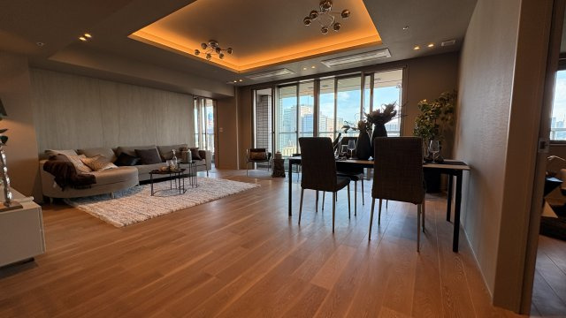 ★仲介手数料無料★TOKYOPARKTOWER（窓から皇居も望めて陽当たり良好・新規内装リフォーム済み）の居間・リビング