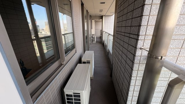 ★仲介手数料無料★TOKYOPARKTOWER（窓から皇居も望めて陽当たり良好・新規内装リフォーム済み）のバルコニー