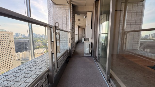 ★仲介手数料無料★TOKYOPARKTOWER（窓から皇居も望めて陽当たり良好・新規内装リフォーム済み）のバルコニー