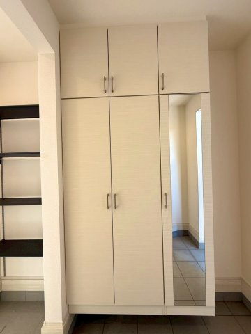 ブルーミングガーデン西原町小那覇・２号棟の収納|全身鏡付きの天井高シューズクローゼットは、可動式棚付きで収納力抜群です！