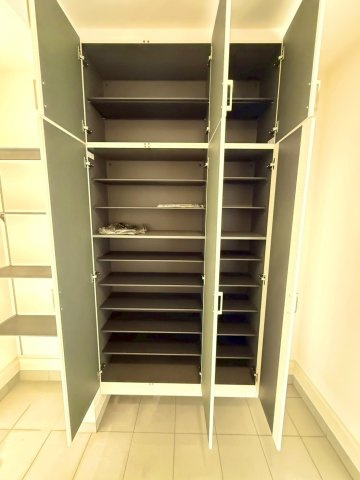 ブルーミングガーデン西原町小那覇・２号棟の収納|全身鏡付きの天井高シューズクローゼットは、可動式棚付きで収納力抜群です！