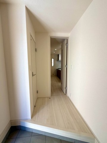 ブルーミングガーデン西原町小那覇・２号棟の玄関|玄関からリビング＆階段へつづく廊下