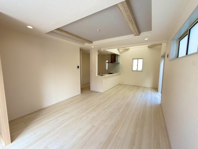 ブルーミングガーデン西原町小那覇・２号棟の居間・リビング|木目調の化粧梁を配した折上天井はLDE照明埋込標準！後付けシーリングファン設置可能な下地補強仕様です！