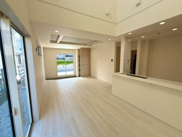 ブルーミングガーデン西原町小那覇・２号棟の居間・リビング|明るく広々としたLDK20帖！「通り土間」空間はカースペースへのアクセスも◎