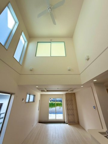 ブルーミングガーデン西原町小那覇・２号棟の居間・リビング|1.5坪の吹抜は、家族の集まるダイニング空間に華を添えるような設計に◎