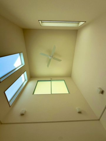 ブルーミングガーデン西原町小那覇・２号棟の居間・リビング|シーリングファン付きのお洒落で解放感のある吹抜空間♪