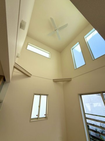 ブルーミングガーデン西原町小那覇・２号棟の居間・リビング|1.5坪の解放感のある吹抜空間にはお洒落なシーリングファン付きで、ダイニングに華を添えます◎