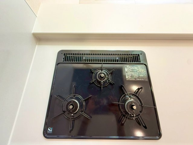 ブルーミングガーデン西原町小那覇・２号棟のキッチン|ガスコンロ３口