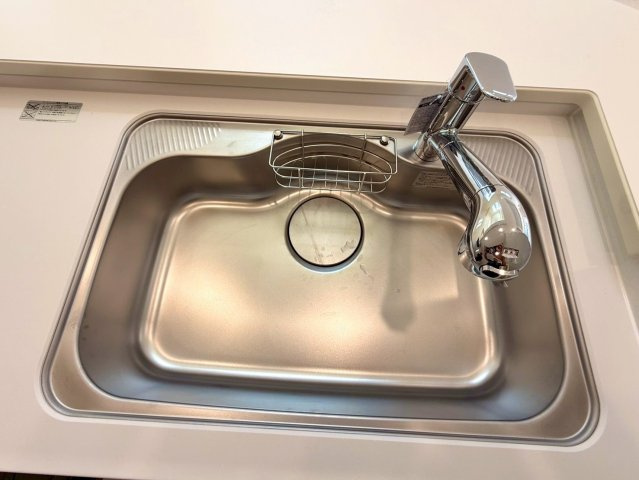 ブルーミングガーデン西原町小那覇・２号棟のキッチン|シャワー蛇口付き流し台