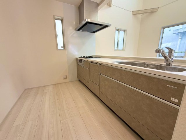 ブルーミングガーデン西原町小那覇・２号棟のキッチン|会話の弾む対面式のシステムキッチン／換気窓＆床下収納付き