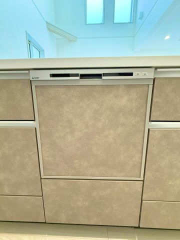ブルーミングガーデン西原町小那覇・２号棟のキッチン|家事が楽になるビルトイン食洗器洗浄乾燥機で家事の時短は勿論、高温水洗浄で衛生面も◎