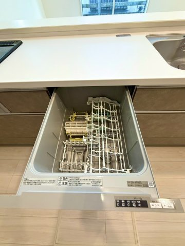 ブルーミングガーデン西原町小那覇・２号棟のキッチン|家事が楽になるビルトイン食洗器洗浄乾燥機で家事の時短は勿論、高温水洗浄で衛生面も◎