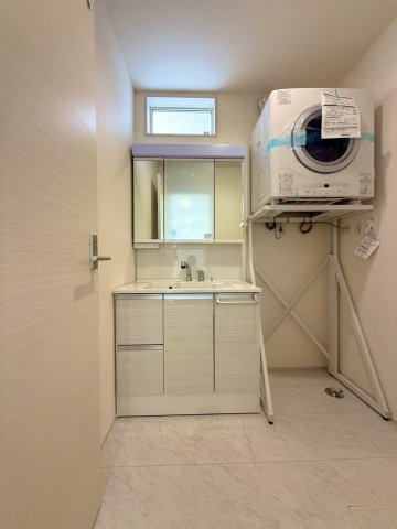 ブルーミングガーデン西原町小那覇・２号棟の独立洗面台|水ハネ軽減やコップ置場等として通常よりもワイドな900洗面化粧台ハンドシャワー付き