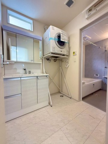 ブルーミングガーデン西原町小那覇・２号棟の独立洗面台|ハンドシャワー付き洗面化粧台＆洗濯機置き場＆標準設置のガス乾燥機／ロック機能＆換気窓付き