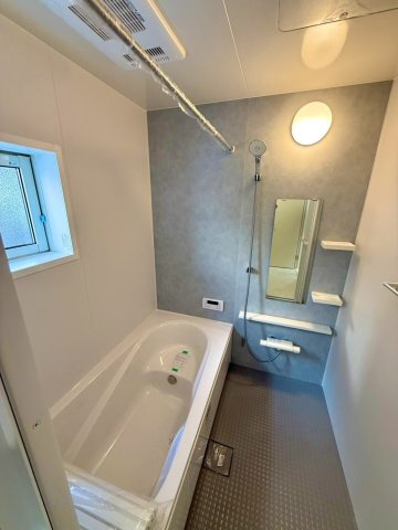 ブルーミングガーデン西原町小那覇・２号棟の浴室|１坪以上のユニットバスには浴室暖房換気乾燥機・物干し竿・換気窓を設置◎