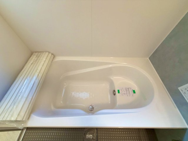 ブルーミングガーデン西原町小那覇・２号棟の浴室|浴槽／浴室には換気窓付き