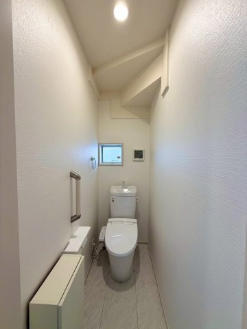 ブルーミングガーデン西原町小那覇・２号棟のトイレ|１階トイレ・換気窓＆便利な収納＆ロック機能付き／温水洗浄便座