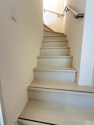 ブルーミングガーデン西原町小那覇・２号棟の内装|手すり付き階段