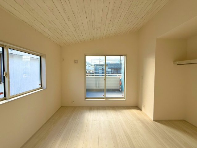 ブルーミングガーデン西原町小那覇・２号棟の洋室|二面採光の２階主寝室7帖・バルコニー出入口付き