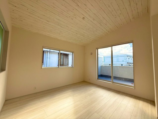 ブルーミングガーデン西原町小那覇・２号棟の洋室|二面採光の２階主寝室7帖・バルコニー出入口付き