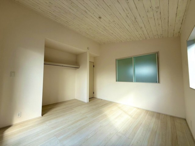 ブルーミングガーデン西原町小那覇・２号棟の洋室|二面採光の２階主寝室7帖・オープンクローゼット収納付き