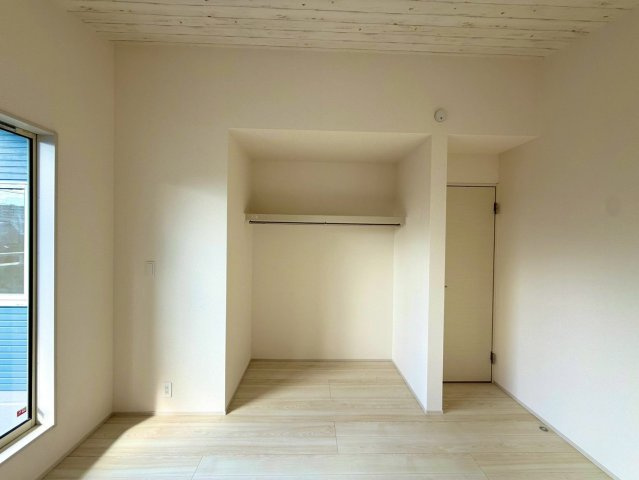 ブルーミングガーデン西原町小那覇・２号棟の収納|二面採光の２階主寝室7帖・オープンクローゼット収納付き