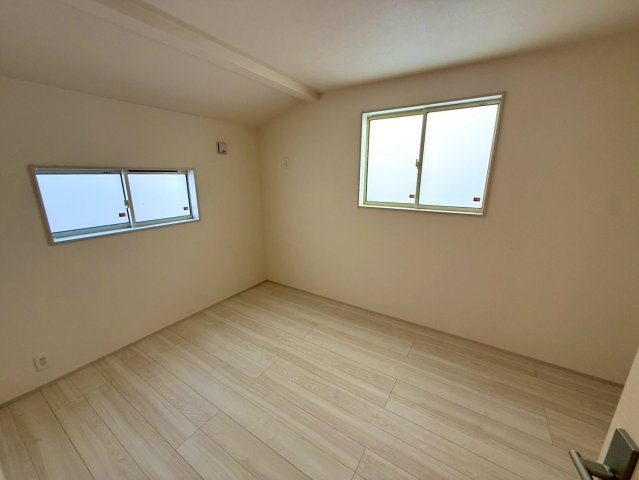 ブルーミングガーデン西原町小那覇・２号棟の洋室|二面採光の２階洋室6.25帖