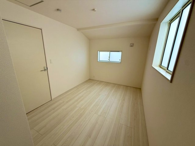 ブルーミングガーデン西原町小那覇・２号棟の洋室|二面採光の２階洋室6.25帖