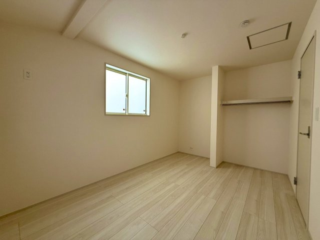 ブルーミングガーデン西原町小那覇・２号棟の洋室|二面採光の２階洋室6.25帖・オープンクローゼット付き