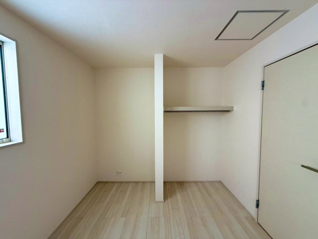 ブルーミングガーデン西原町小那覇・２号棟の収納|二面採光の２階洋室6.25帖・オープンクローゼット付き