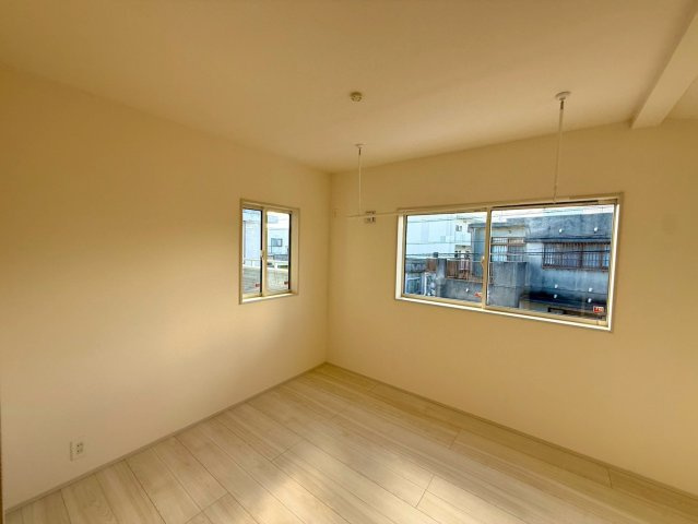 ブルーミングガーデン西原町小那覇・２号棟の洋室|二面採光の２階5.5帖