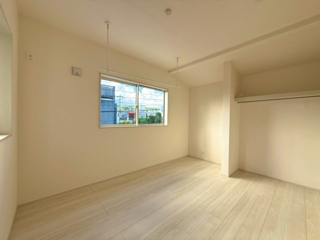 ブルーミングガーデン西原町小那覇・２号棟の洋室|二面採光の２階5.5帖・オープンクローゼット付き