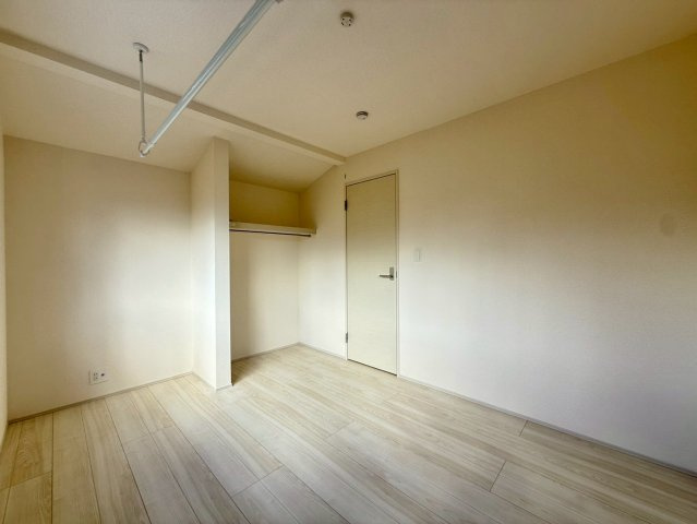 ブルーミングガーデン西原町小那覇・２号棟の洋室|二面採光の２階5.5帖・オープンクローゼット付き