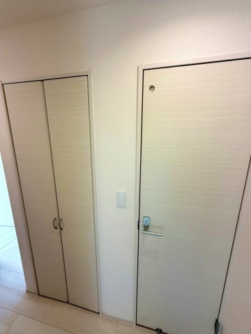 ブルーミングガーデン西原町小那覇・２号棟の収納|２階廊下／物置＆トイレの扉