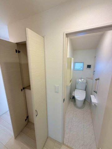 ブルーミングガーデン西原町小那覇・２号棟のトイレ|２階トイレ・換気窓＆便利な収納＆ロック機能付き／温水洗浄便座