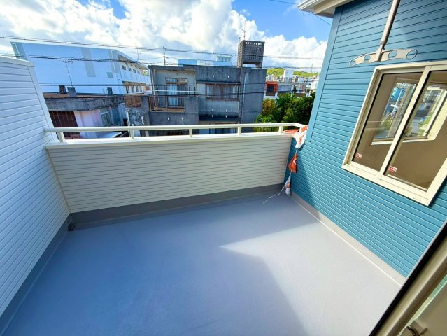 ブルーミングガーデン西原町小那覇・２号棟のバルコニー|4.375帖のバルコニーは一部、雨天時の居室サッシ開放に配慮しています！