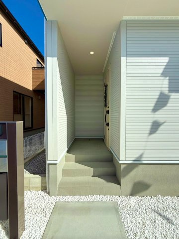 ブルーミングガーデン西原町小那覇・２号棟の玄関|沖縄の気候に配慮した玄関アプローチは、日差しや降雨から守られる仕様に◎