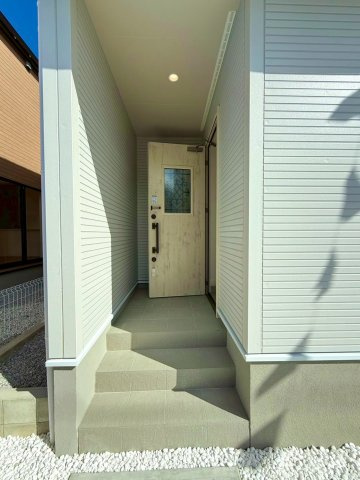 ブルーミングガーデン西原町小那覇・２号棟の玄関|屋根付きで置き配スペースも確保できます◎開錠・施錠に便利なスマートキーを採用！