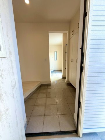 ブルーミングガーデン西原町小那覇・２号棟の玄関|玄関から「通り土間」＆リビングへつづくエントランス