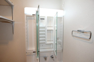 【独立洗面台】 | プレミアム２６番館 | 三面鏡洗面台
プレミアム26番館　102号室　2025年11月8日