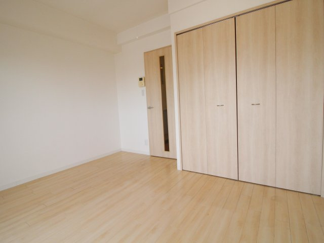 グランエクラ岸里の洋室|使いやすい居間です