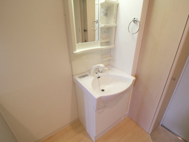 グランエクラ岸里の独立洗面台|脱衣スペースもあります