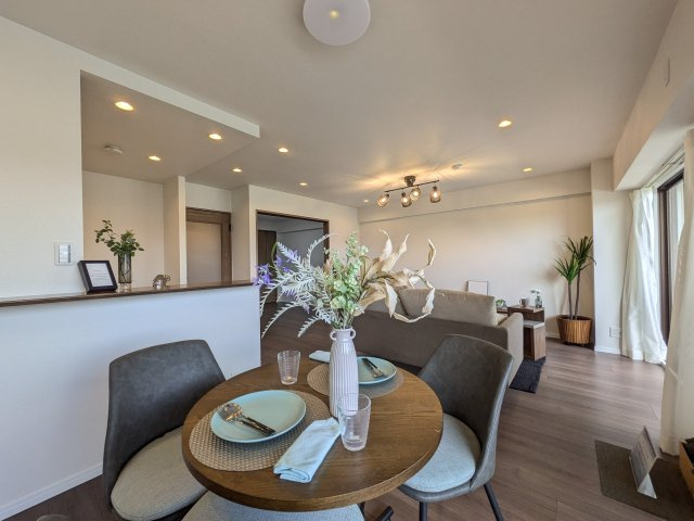 【居間・リビング】 | ☆ホームステージングしています。家具は撮影用です。