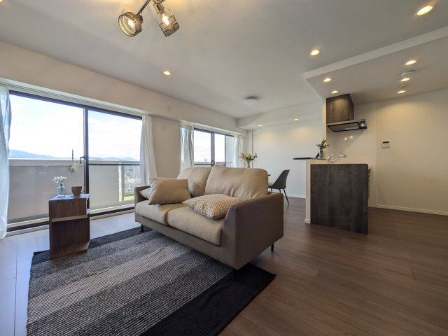 【居間・リビング】 | ☆ホームステージングしています。家具は撮影用です。