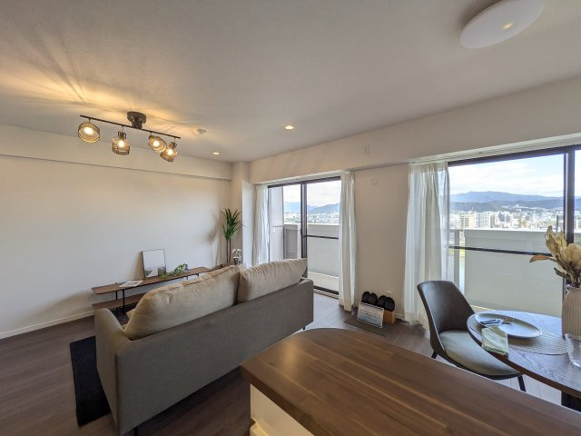 【居間・リビング】 | ☆ホームステージングしています。家具は撮影用です。