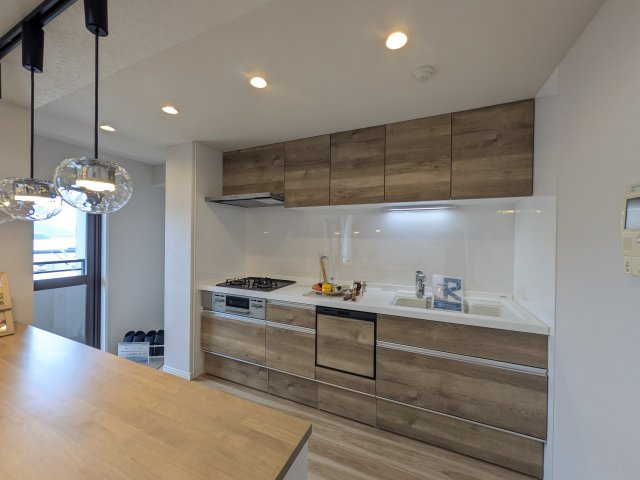 【キッチン】 | ☆ホームステージングしています。家具は撮影用です。
