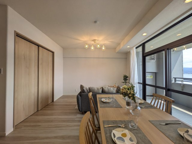 【居間・リビング】 | ☆ホームステージングしています。家具は撮影用です。
家族団らんの時間も増えそうなくつろぎのＬＤＫです。